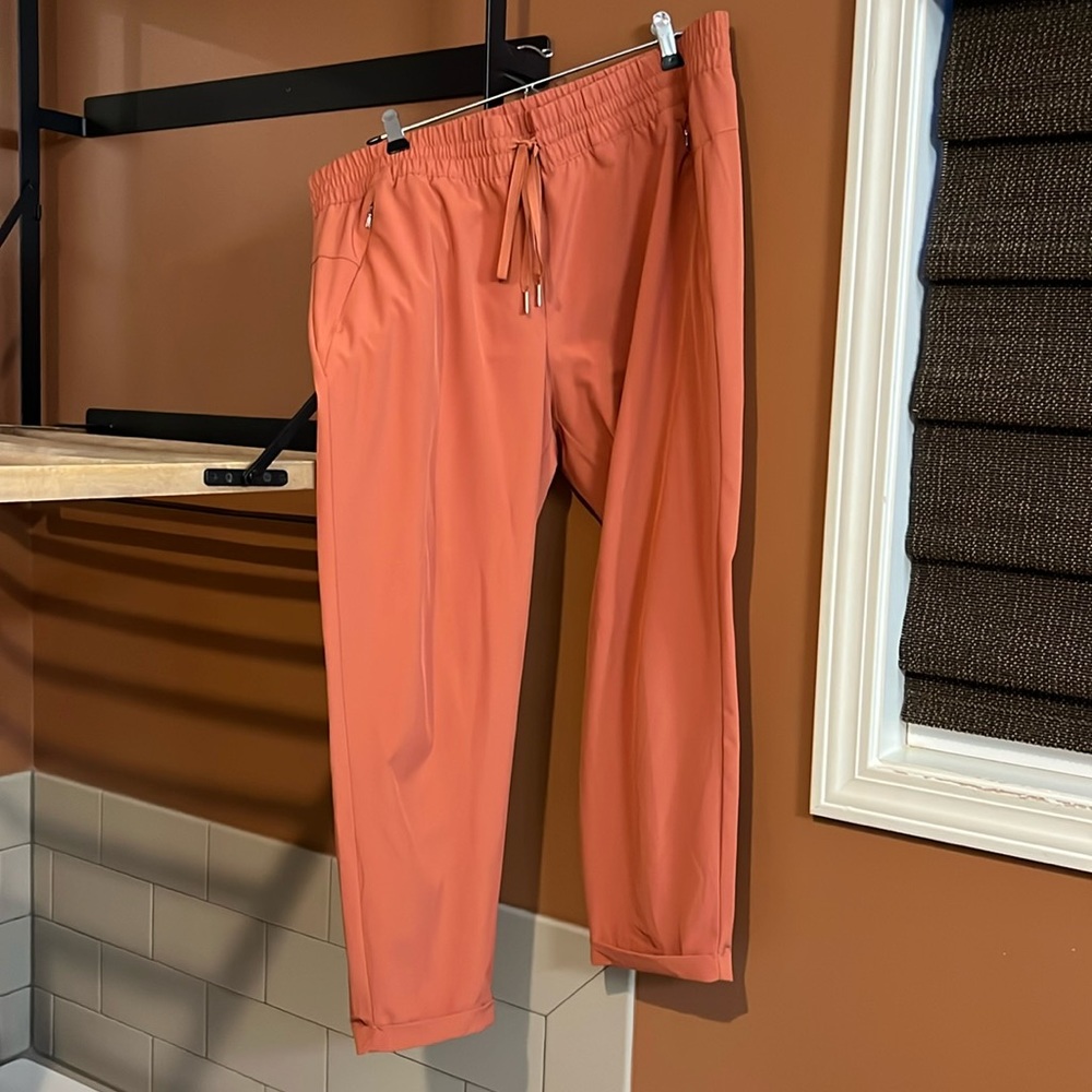 Carrie Underwood Calia coral cuffed spring/ summer pants
